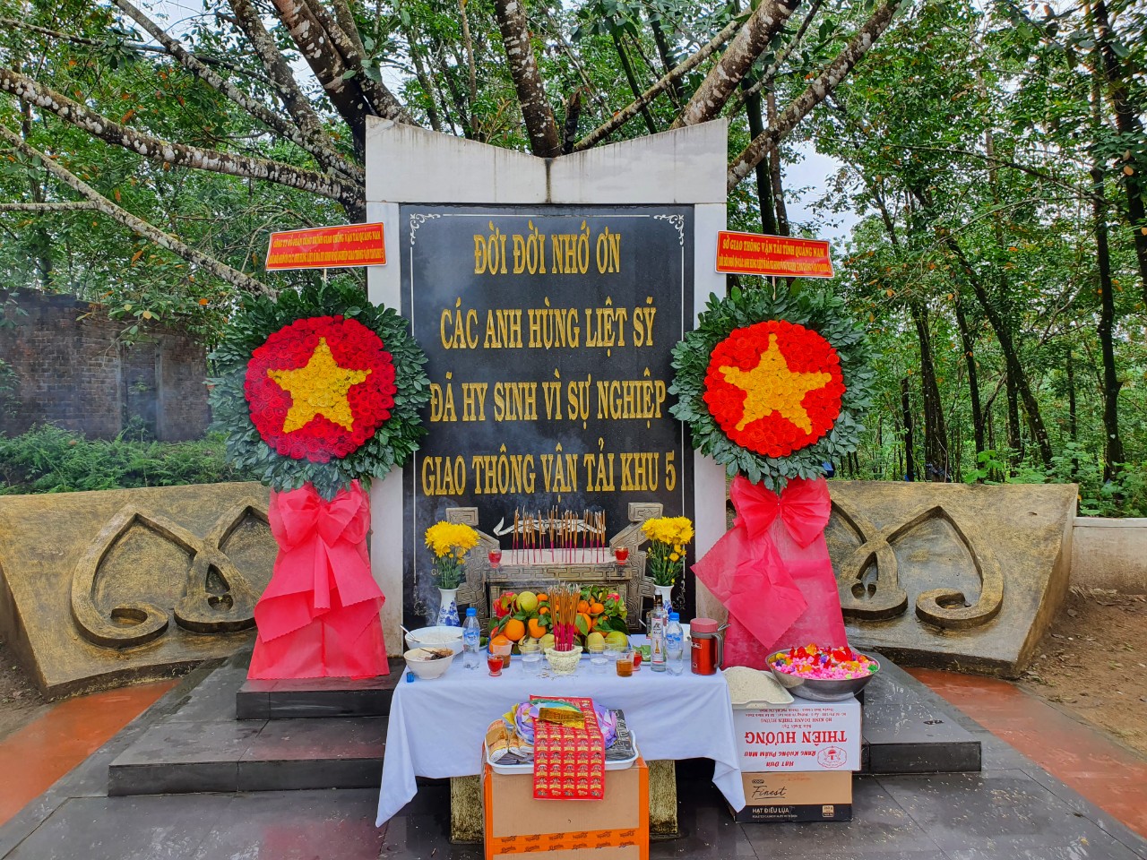 Sở Giao thông vận tải Quảng Nam tổ chức lễ dâng hoa, viếng hương tại Khu Di tích tưởng niệm các Anh hùng Liệt sỹ Giao thông vận tải Khu V