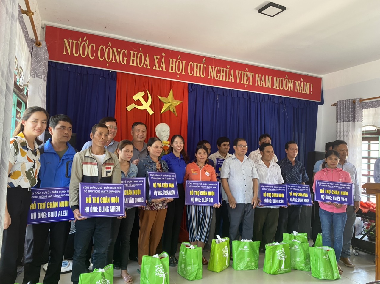 Sở Giao thông vận tải Quảng Nam thăm, tặng quà xã kết nghĩa Bhalêê